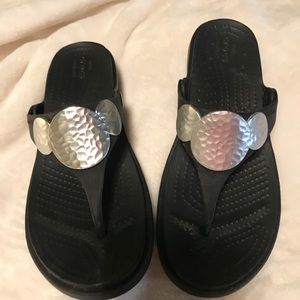 Crocs hammered silver & black flip flops